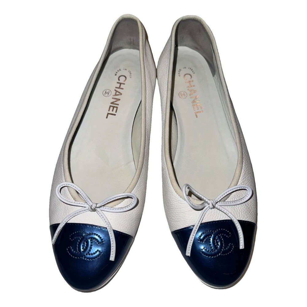 CHANEL Two-Tone White and Black Flats - Picture 11 of 11